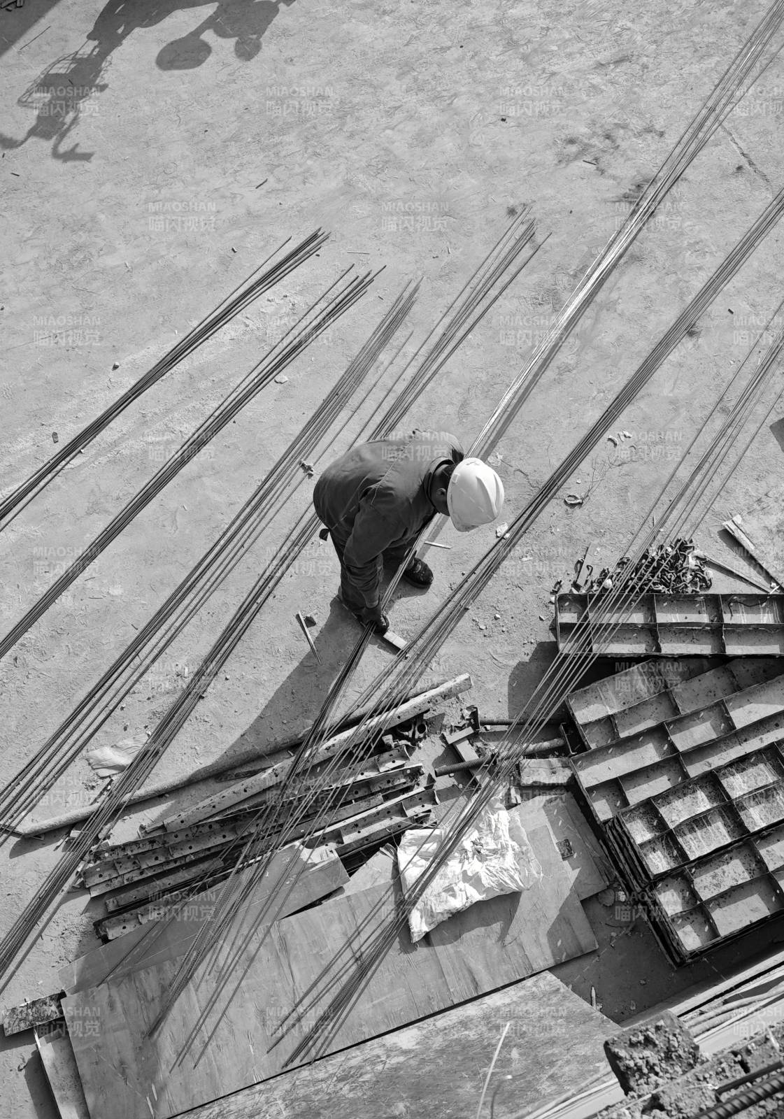 工地上的钢筋工图片
