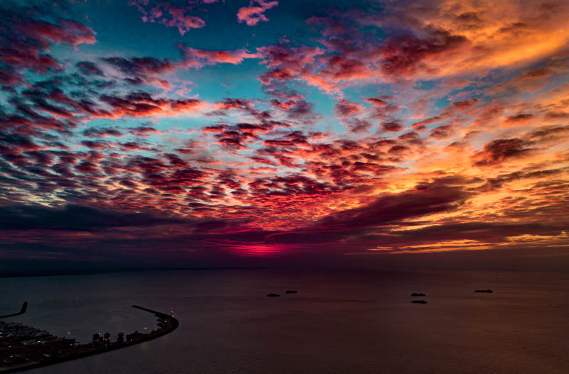 绚丽晚霞映海天图片