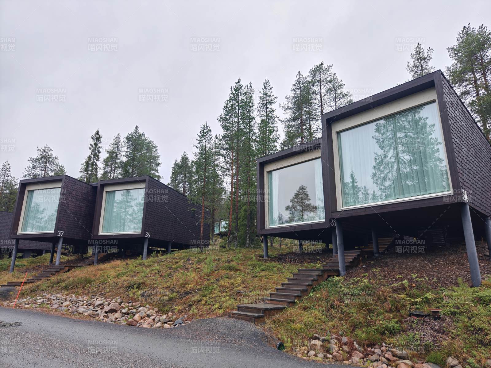 北极圈芬兰森林中的现代小屋图片