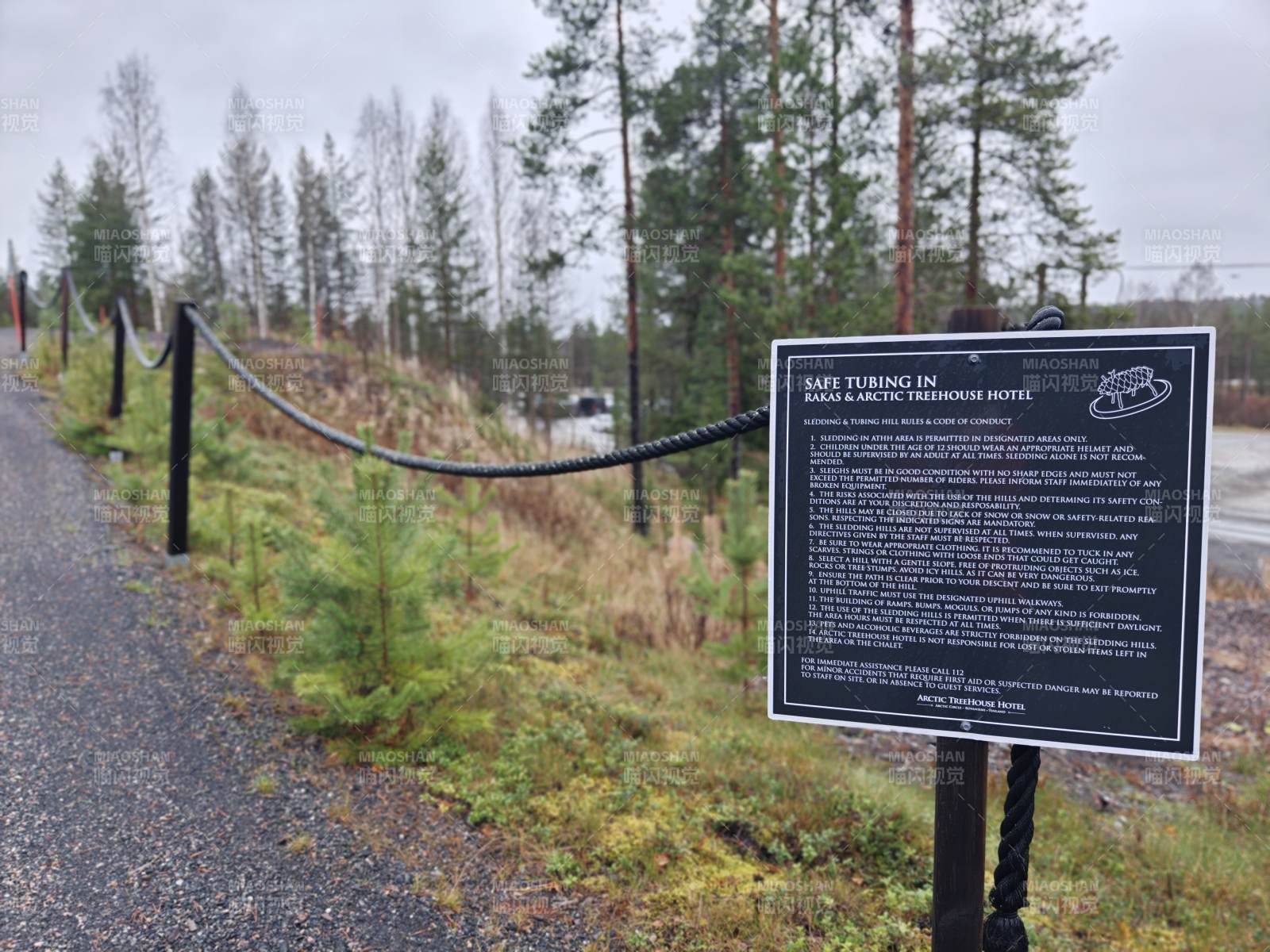 安全滑雪提示牌图片