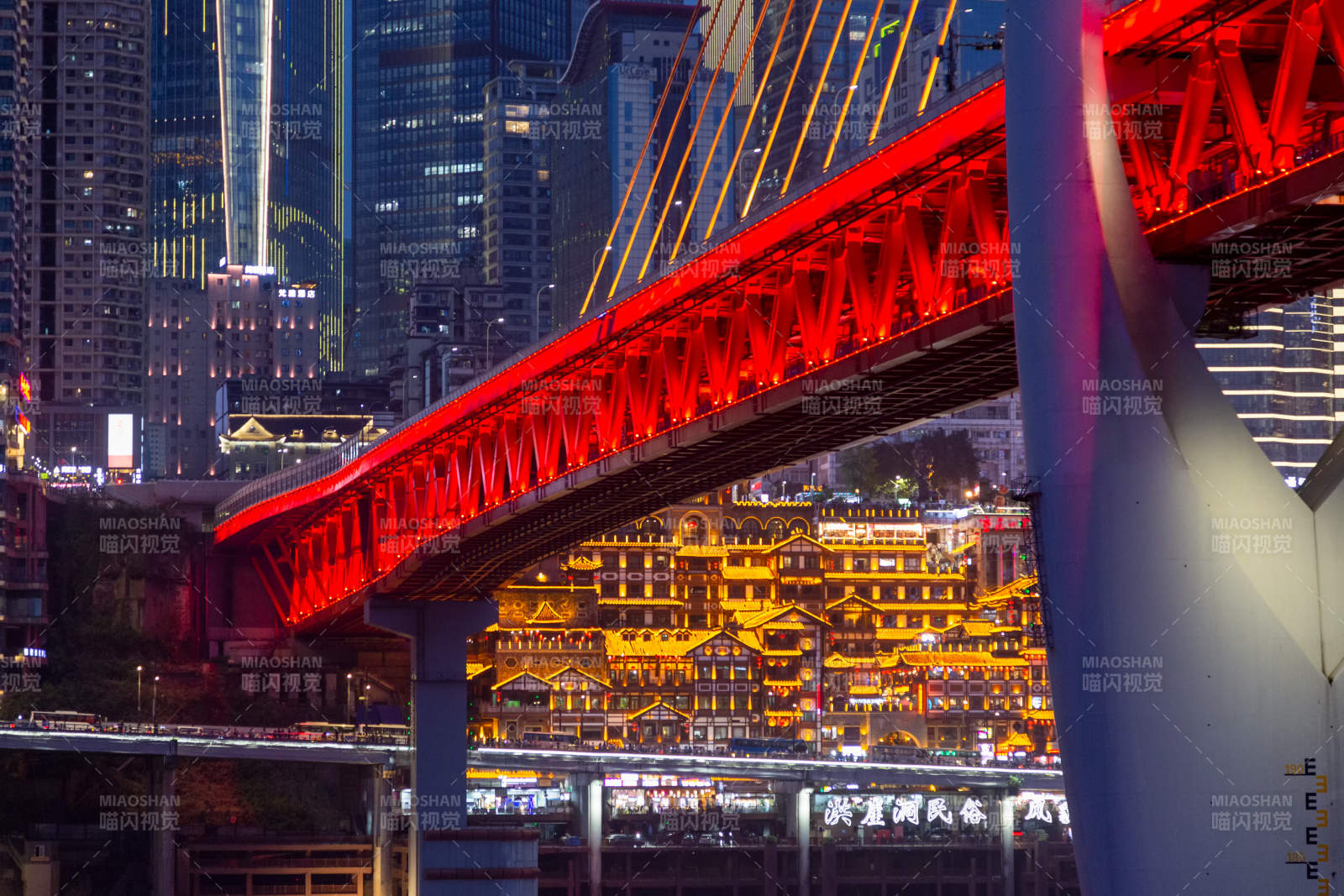 重庆夜色中的千厮门大桥图片