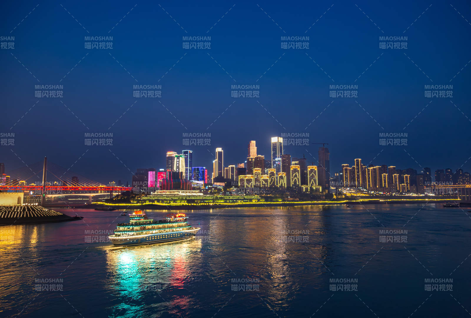 重庆夜游江城灯火璀璨图片