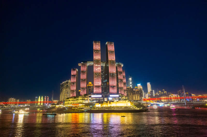 重庆夜幕下的城市天际线图片