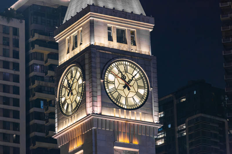 重庆夜幕下的钟楼图片