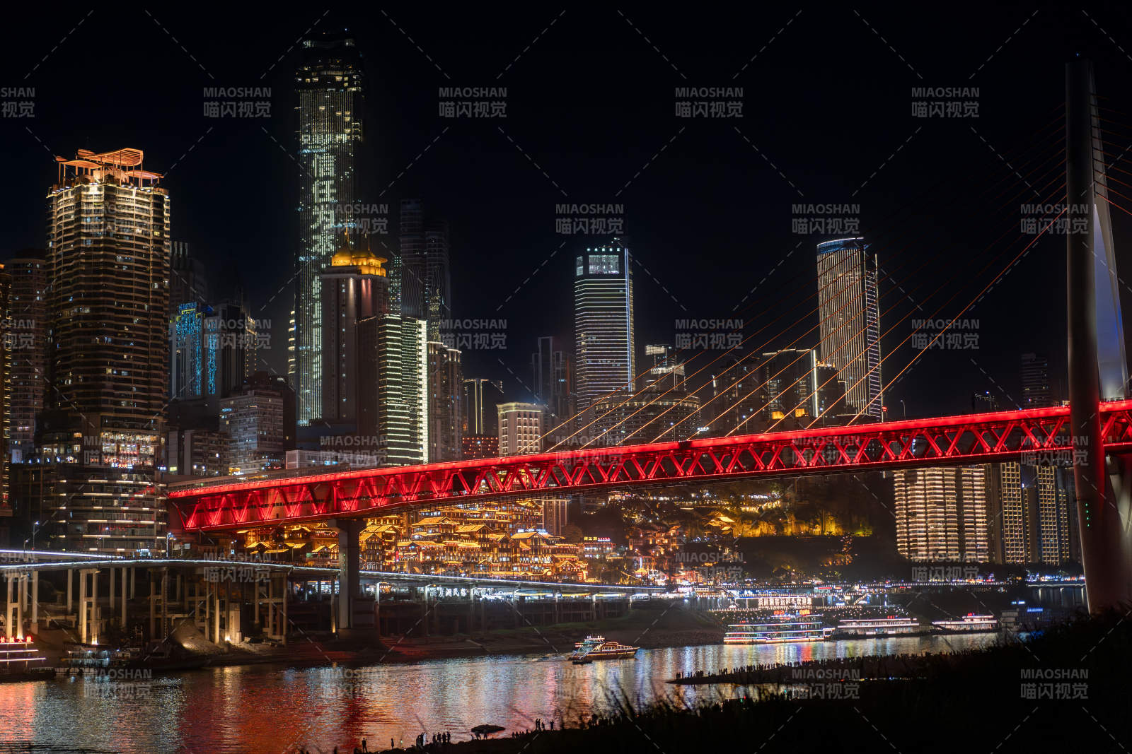 重庆夜幕下的千厮门大桥图片