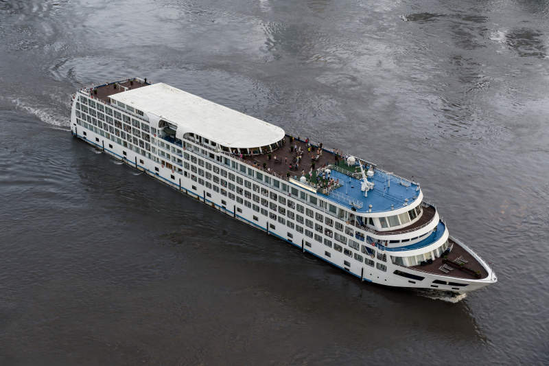 长江豪华游轮航行中图片