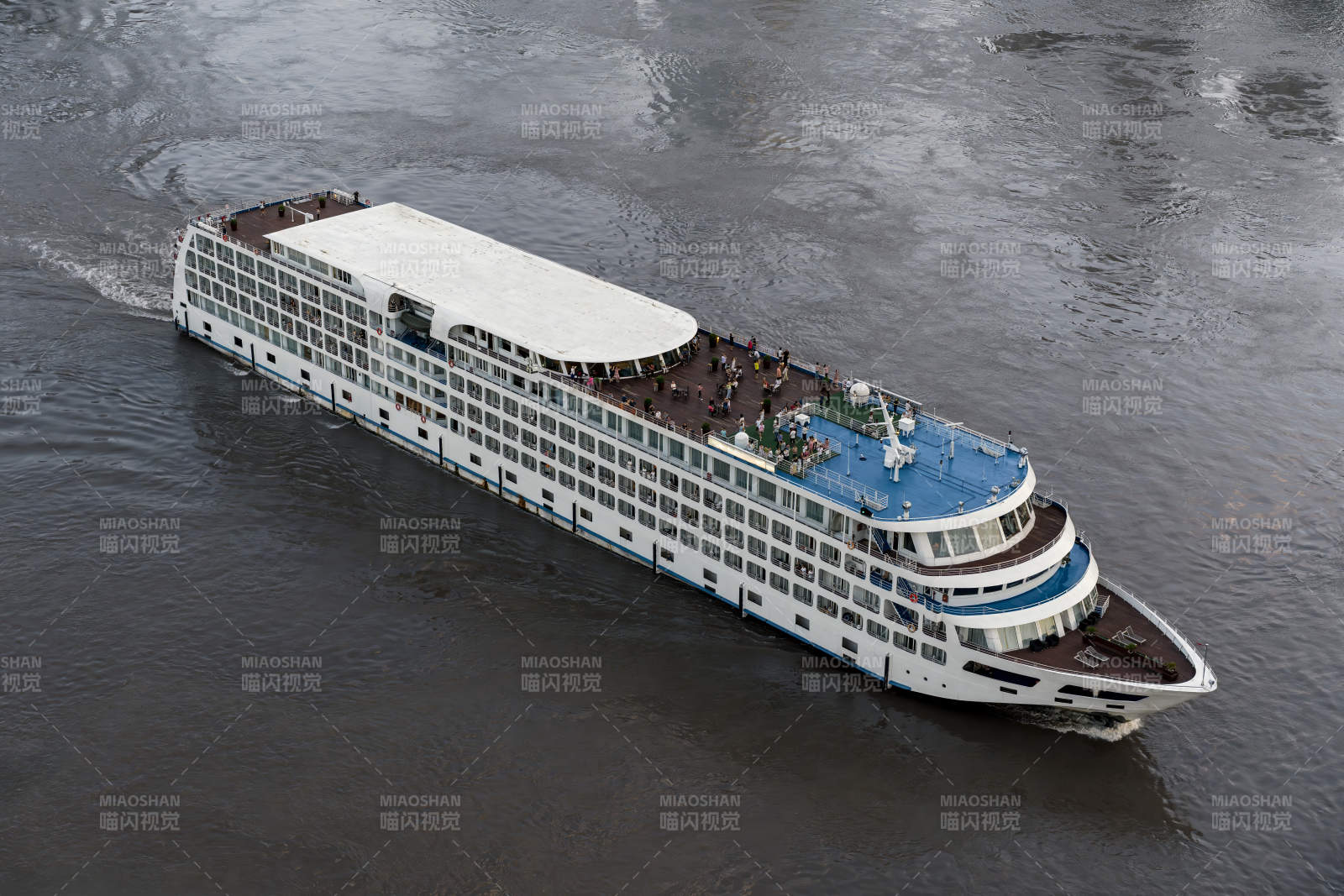 长江豪华游轮航行中图片