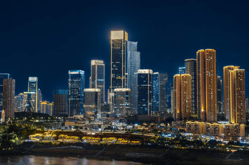 重庆夜幕下的城市天际线图片