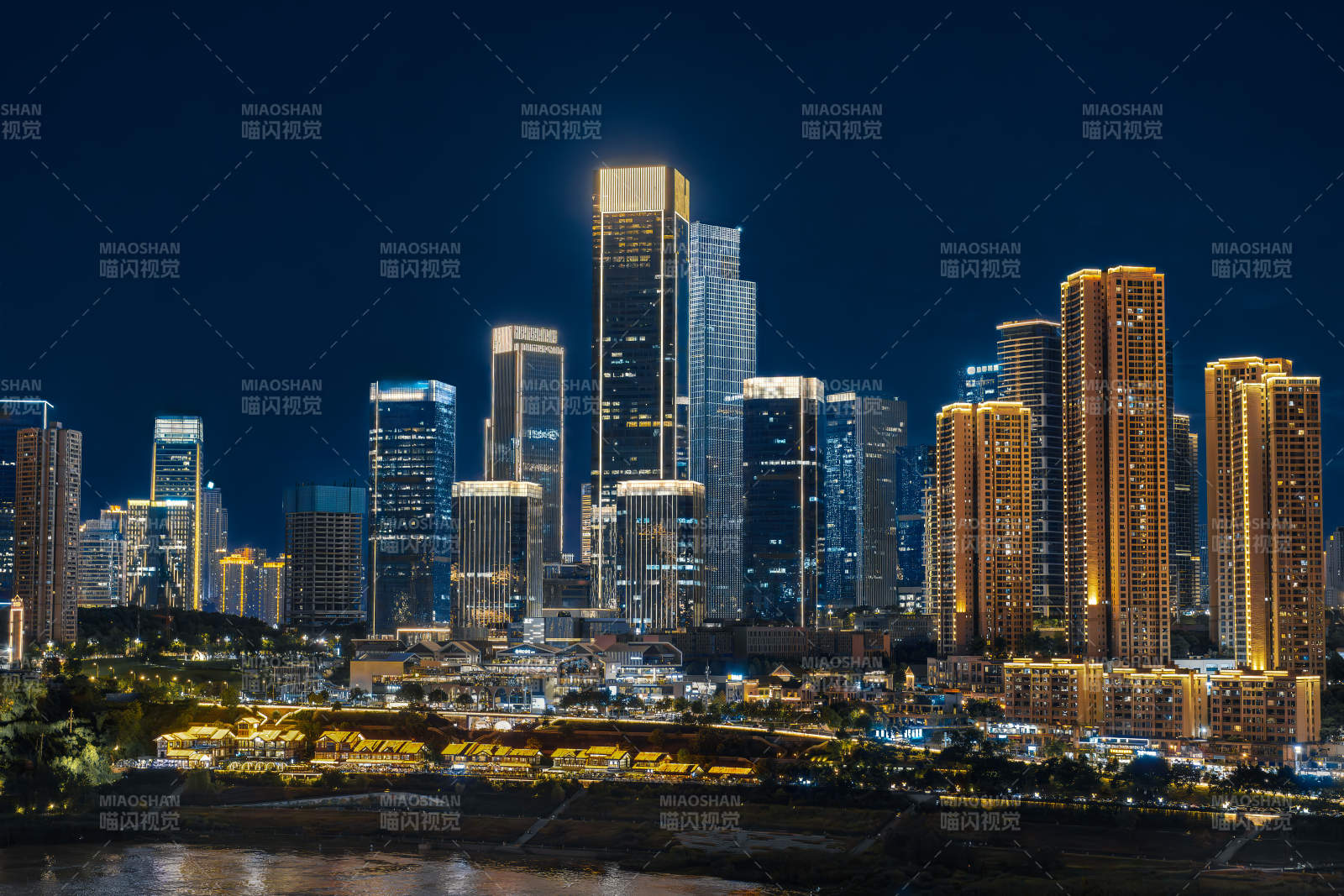 重庆夜幕下的城市天际线图片