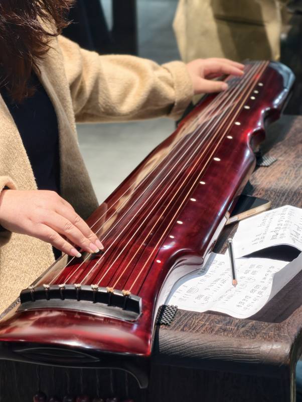 古琴演奏瞬间图片