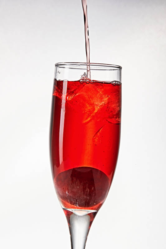 布满冰块的酒杯中的清凉桃子味预调酒图片