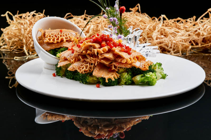 白色瓷盘装的的香辣卤味金钱肚图片