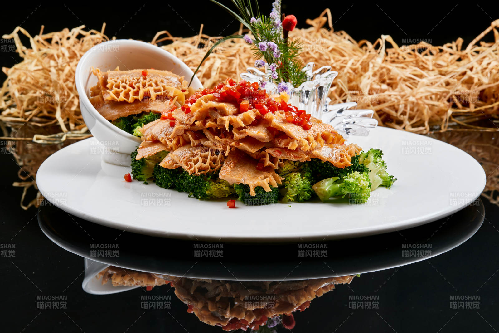 白色瓷盘装的的香辣卤味金钱肚图片