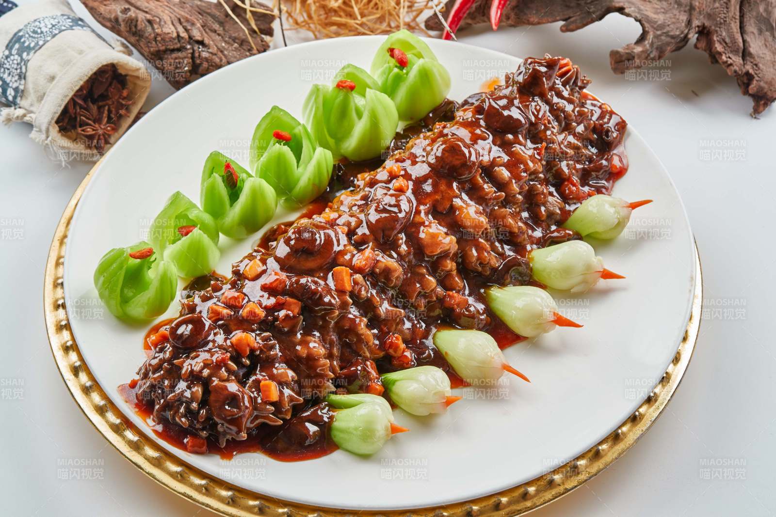 精美餐具装的山珍菌酱寿桃梅花参图片