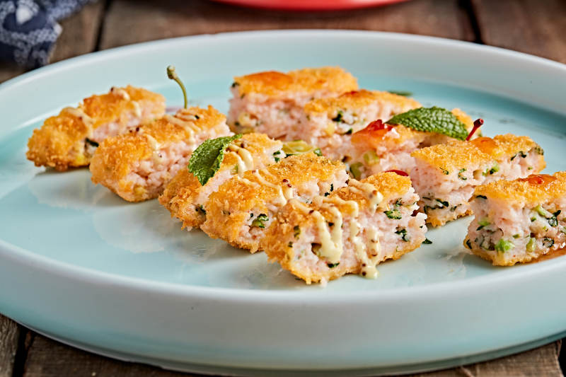 青色瓷盘装的油炸黄金虾饼图片