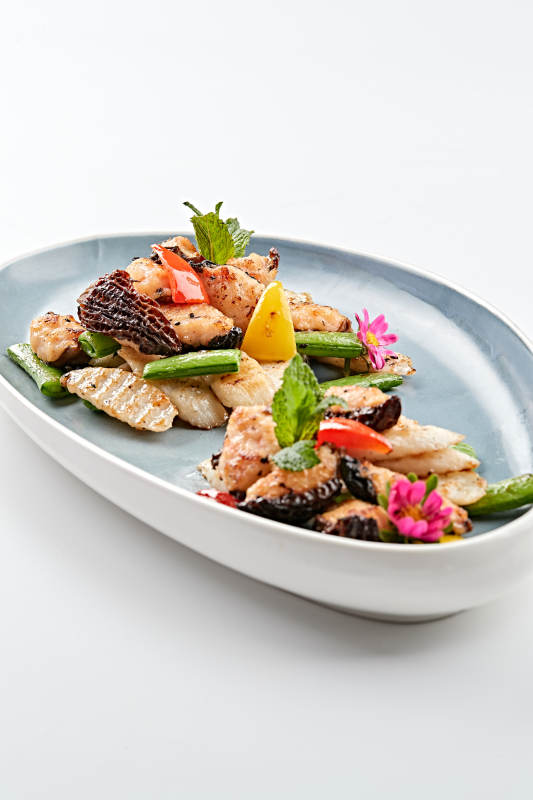 精美瓷盘装的黑胡椒彩椒蜜豆山药小炒羊肚菌图片