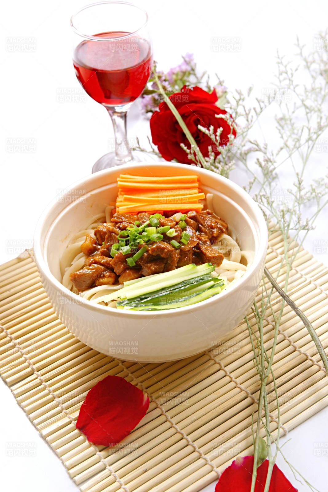 双丝卤肉面图片