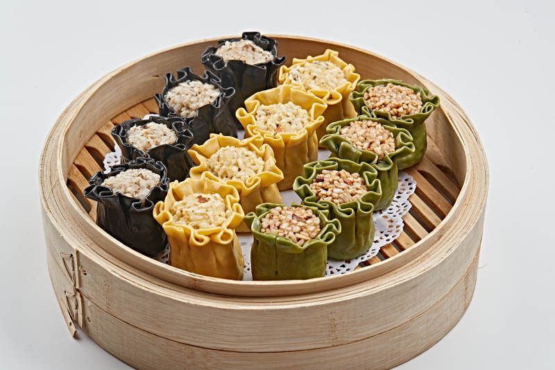 笼屉装的香蒸三色八宝烧麦图片