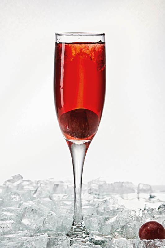 布满冰块的酒杯中的清凉桃子味预调酒图片