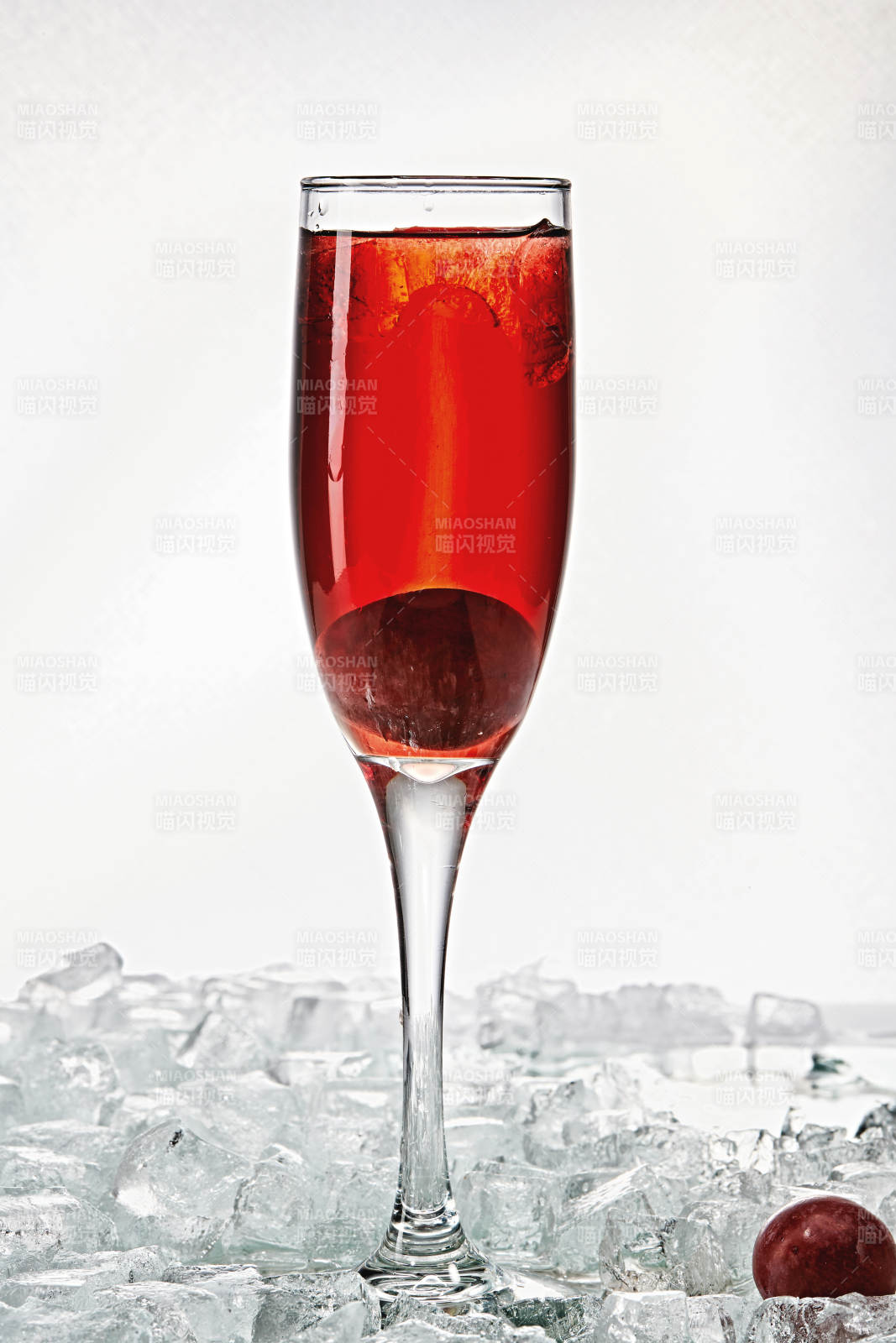 布满冰块的酒杯中的清凉桃子味预调酒图片
