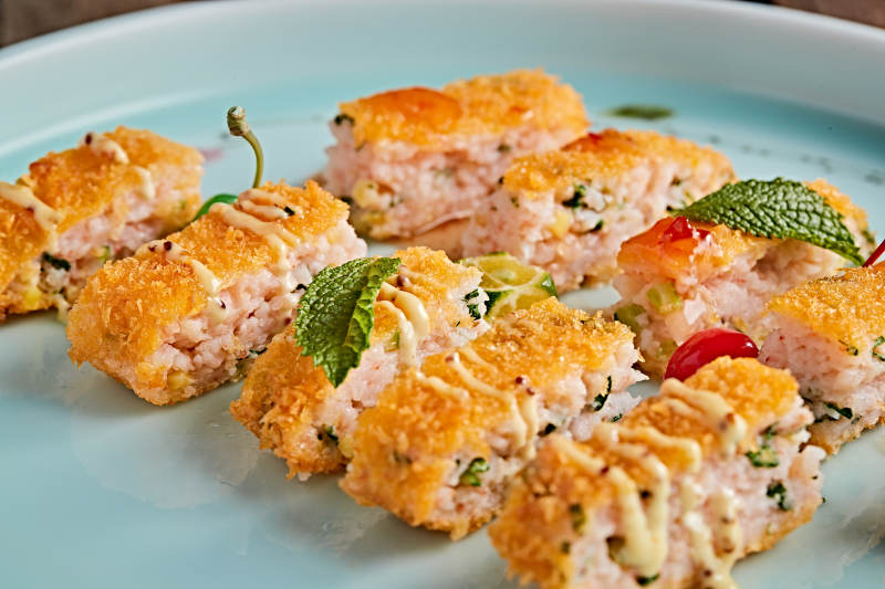 青色瓷盘装的油炸黄金虾饼图片