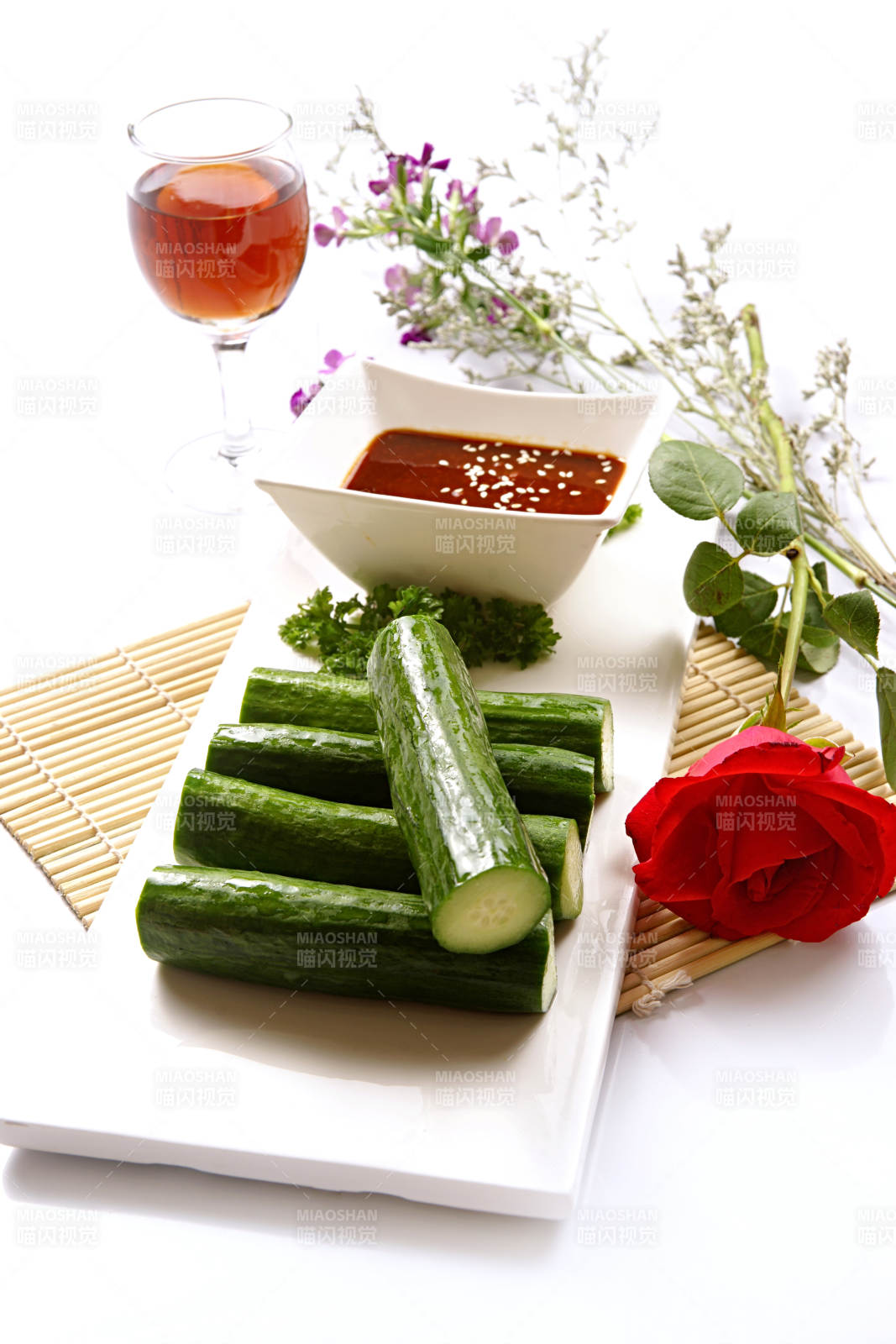 蘸酱鲜黄瓜图片