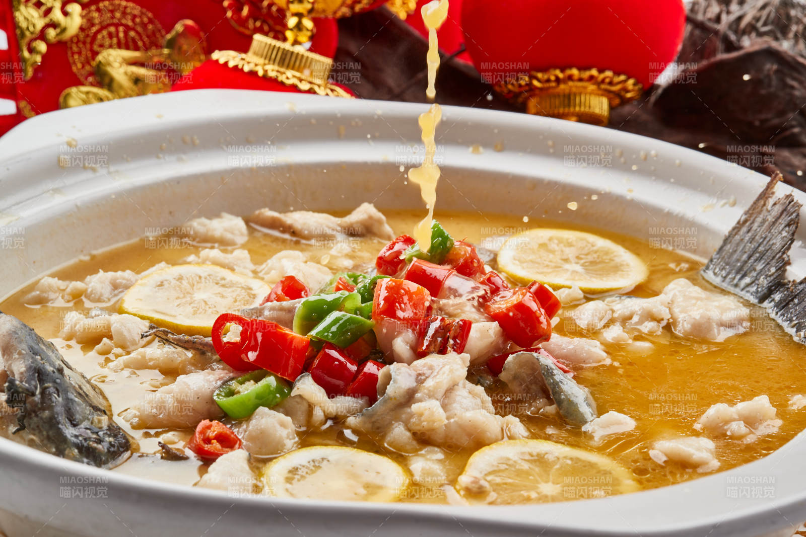 白色砂锅装的酸汤草鱼图片