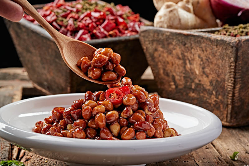 白色瓷盘装的老醋花生米图片