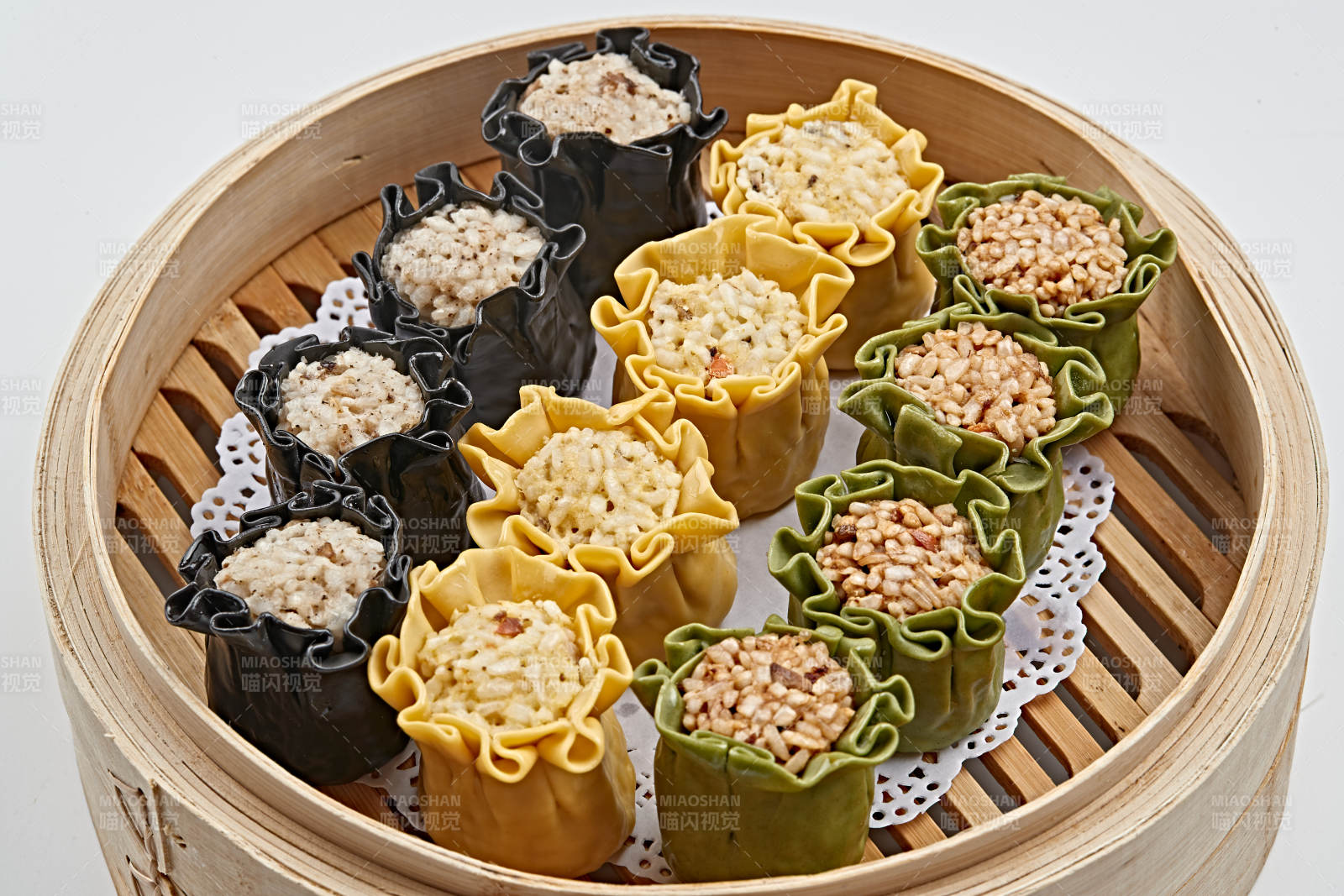 笼屉装的香蒸三色八宝烧麦图片