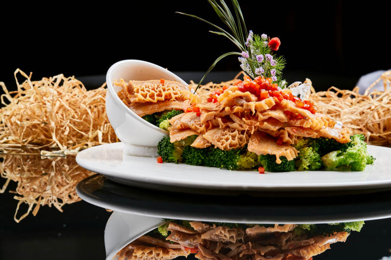 白色瓷盘装的的香辣卤味金钱肚图片