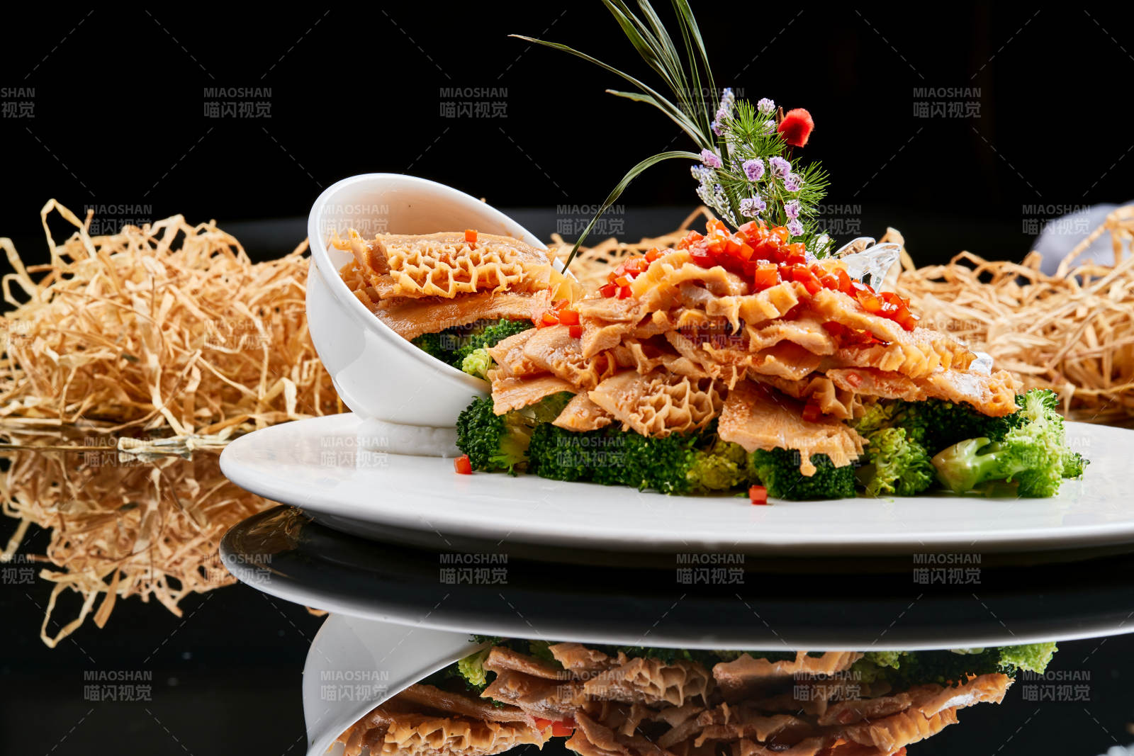 白色瓷盘装的的香辣卤味金钱肚图片