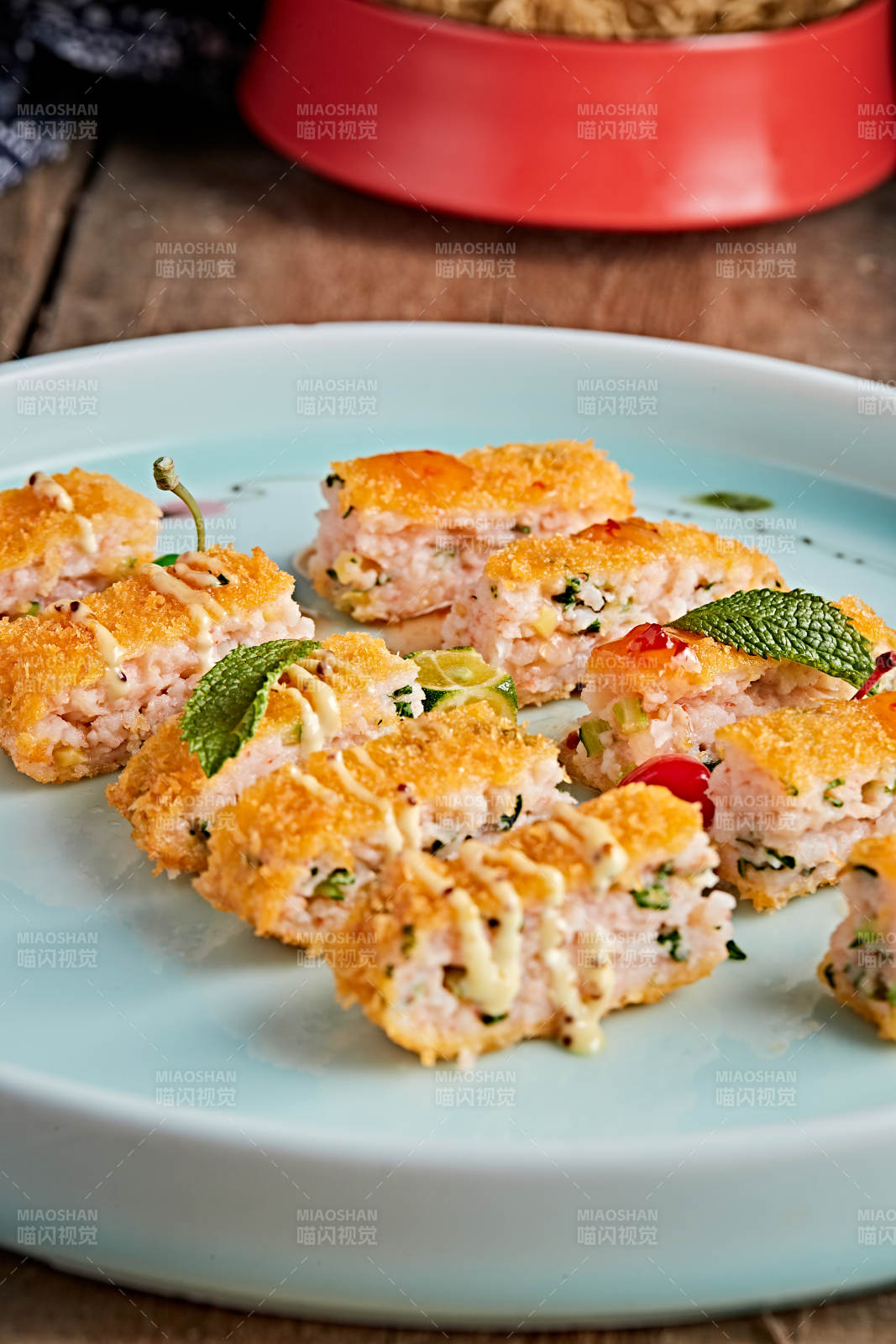 青色瓷盘装的油炸黄金虾饼图片