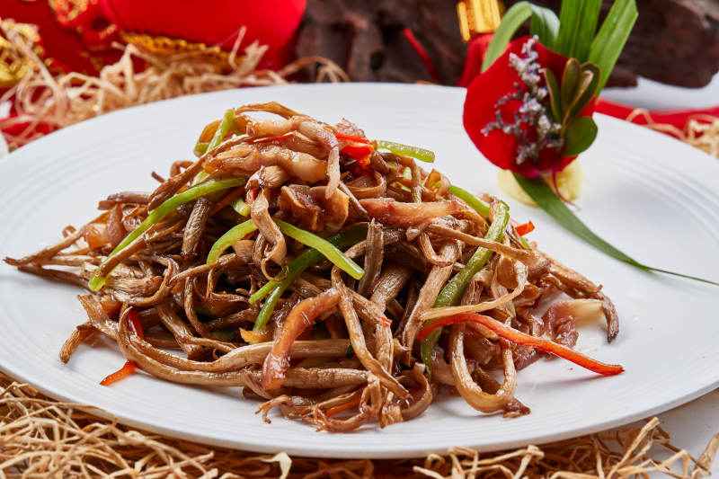 白色瓷盘装的茶树菇小炒肉丝图片
