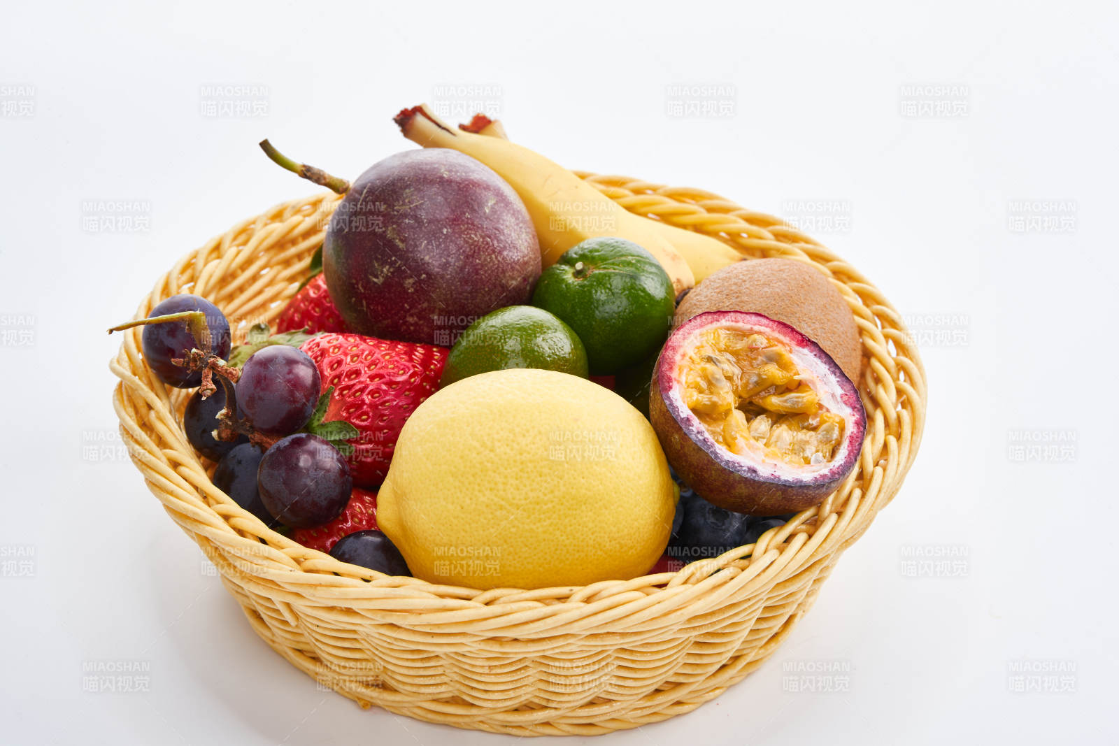 白色背景上摆放的新鲜水果篮图片