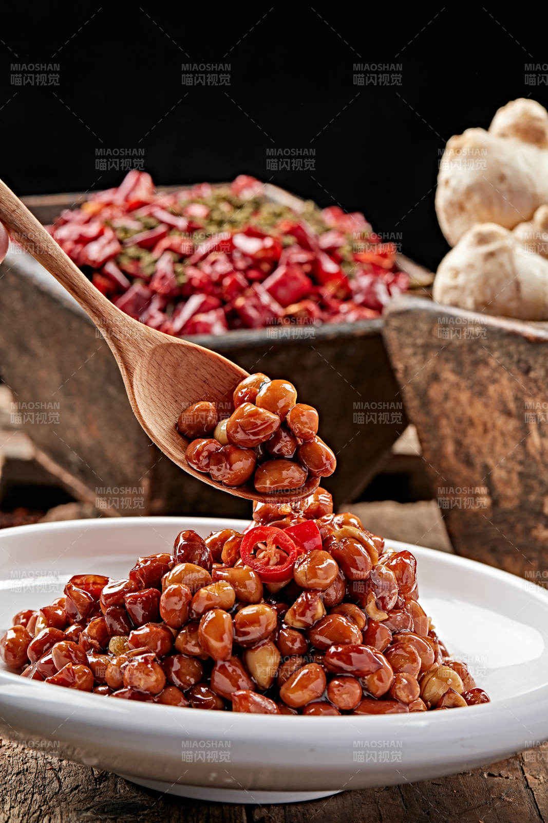 白色瓷盘装的老醋花生米图片