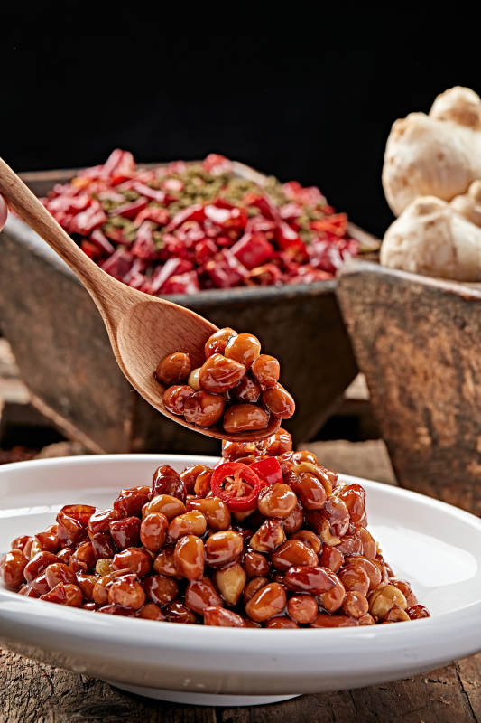 白色瓷盘装的老醋花生米图片