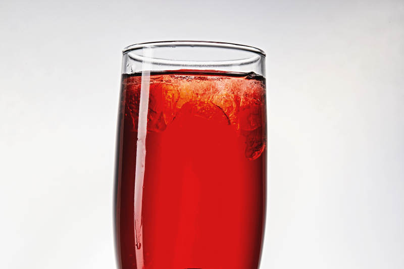 布满冰块的酒杯中的清凉桃子味预调酒图片