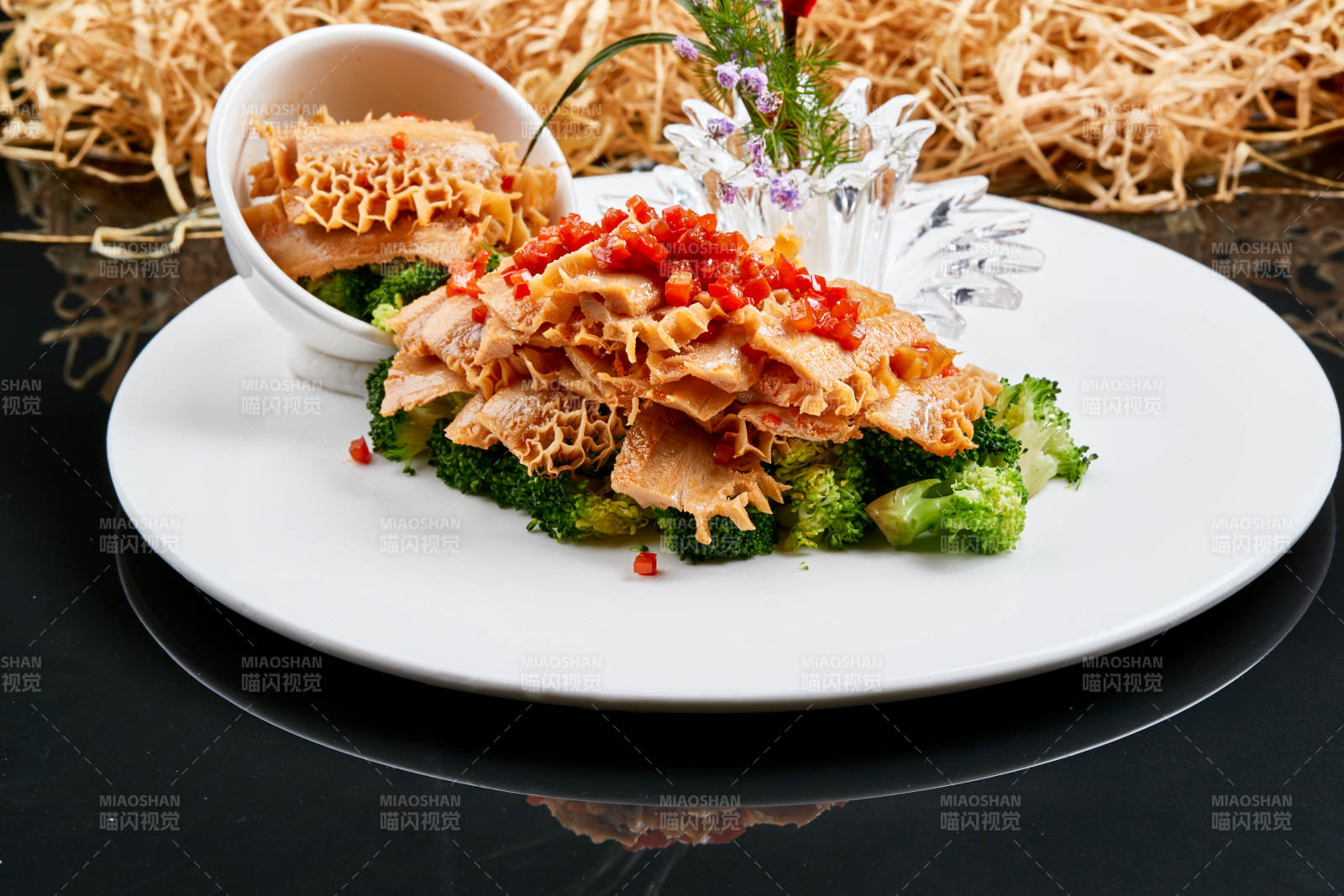 白色瓷盘装的的香辣卤味金钱肚图片