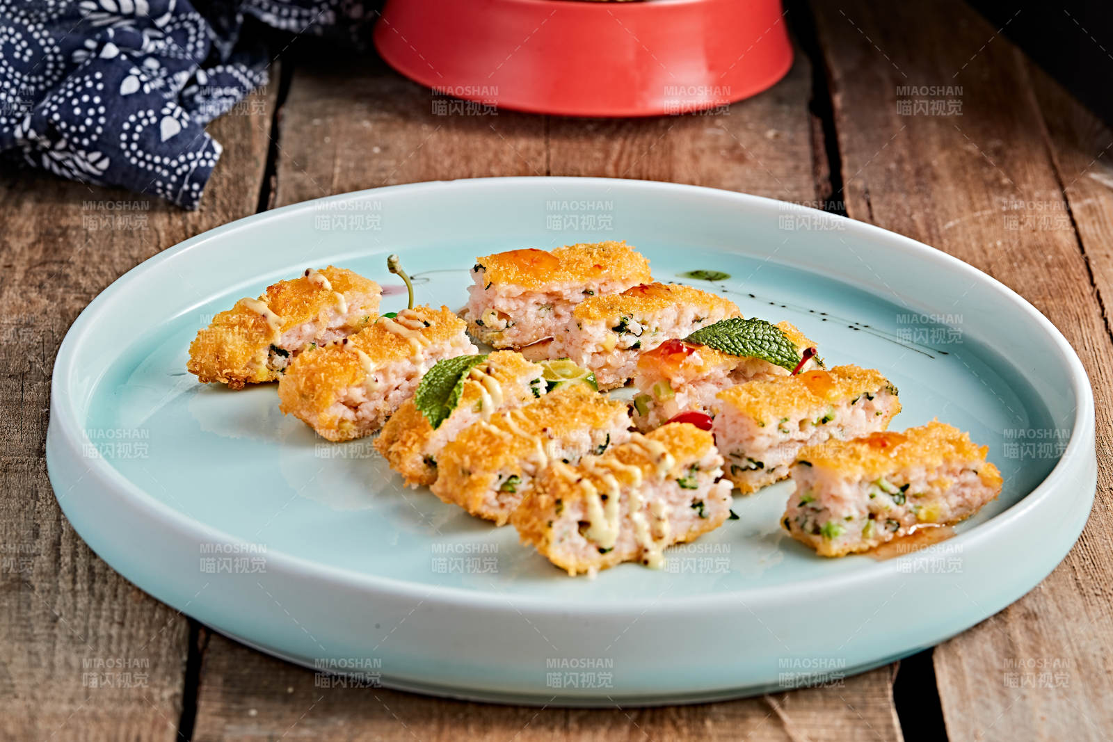 青色瓷盘装的油炸黄金虾饼图片