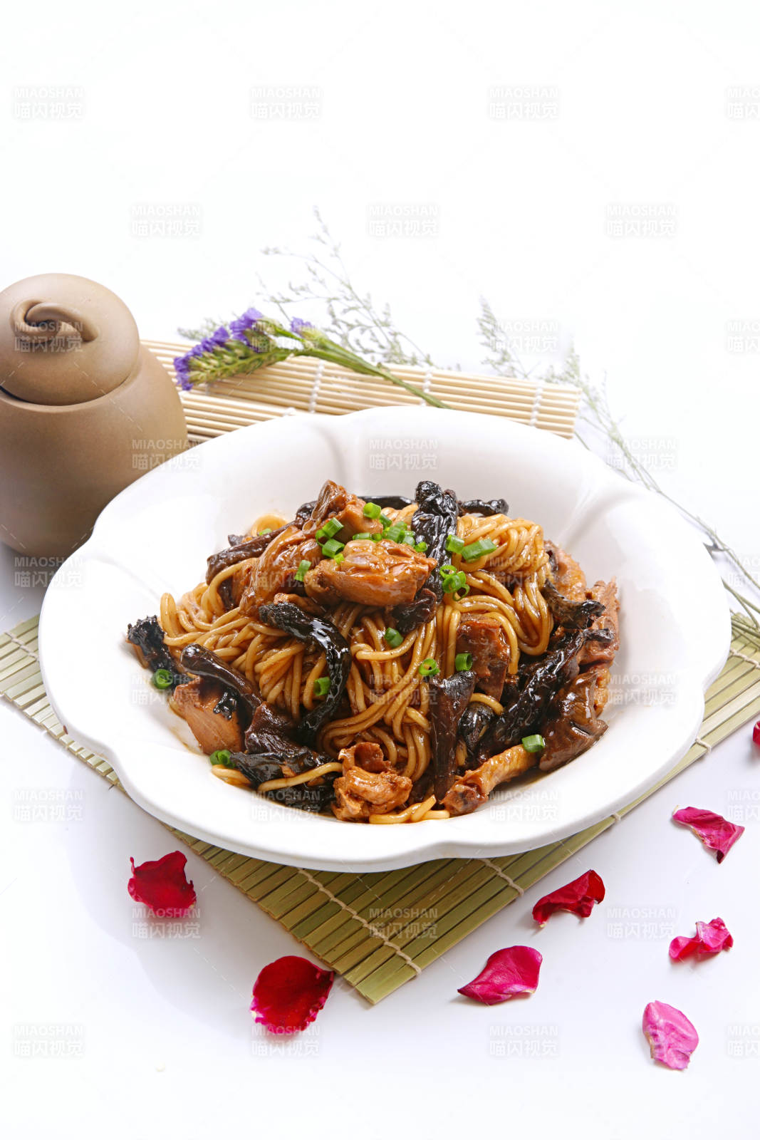 松蘑鸡块炒细粉图片