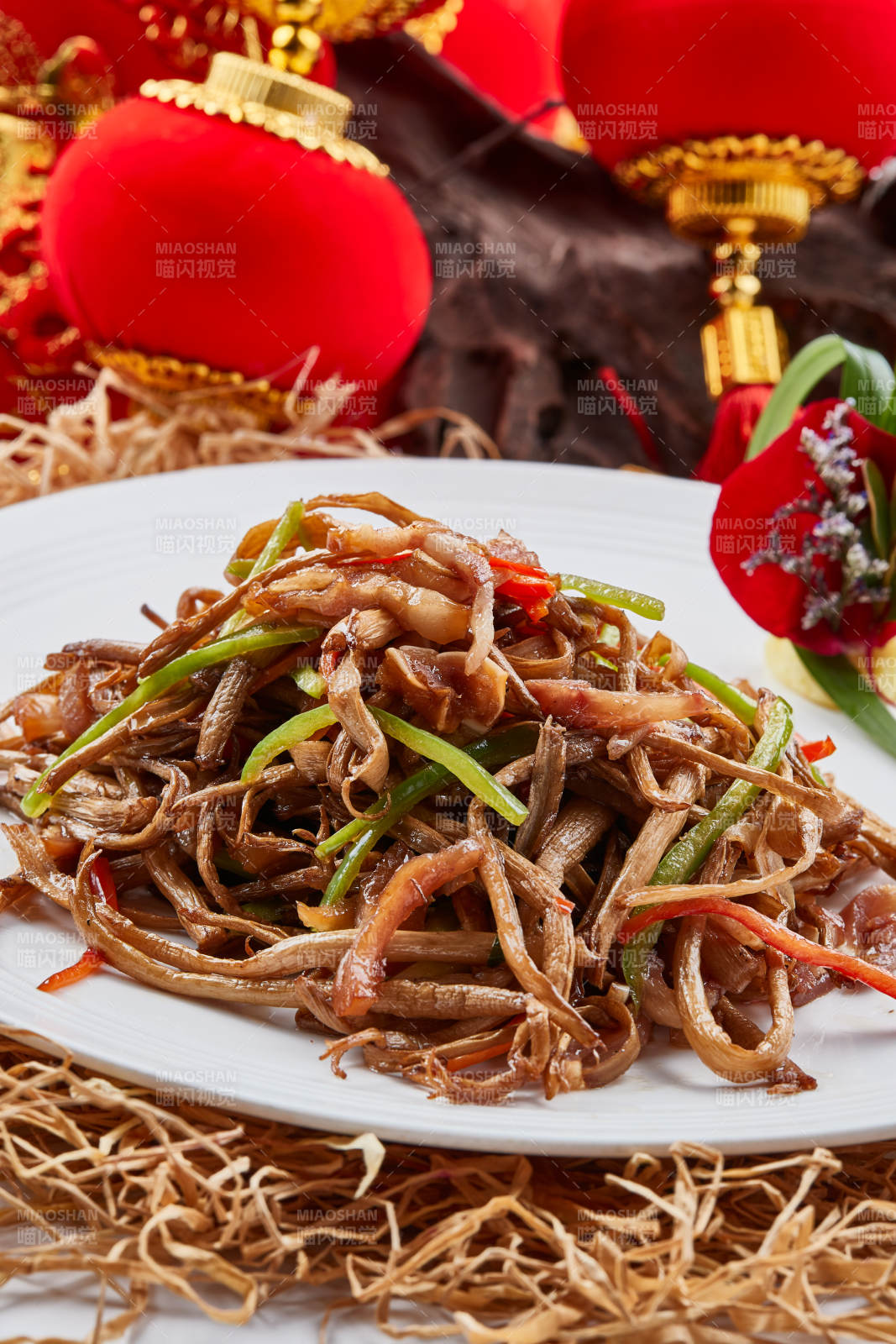 白色瓷盘装的茶树菇小炒肉丝图片