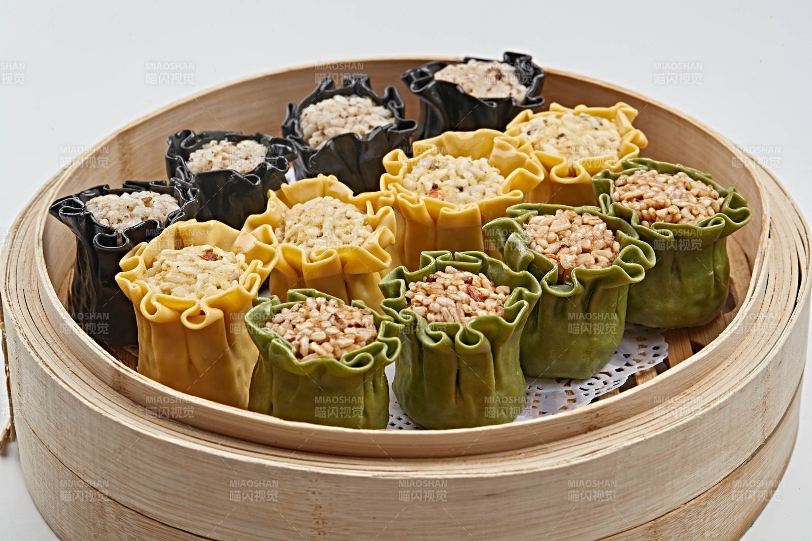 笼屉装的香蒸三色八宝烧麦图片