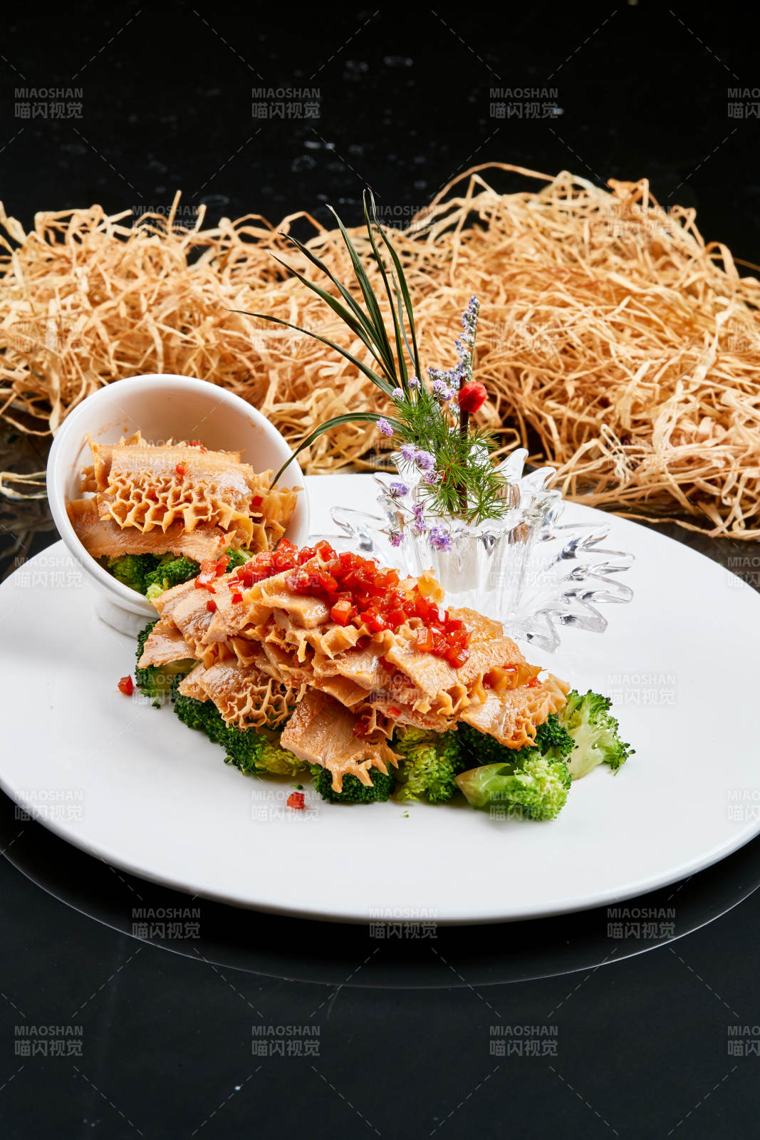 白色瓷盘装的的香辣卤味金钱肚图片