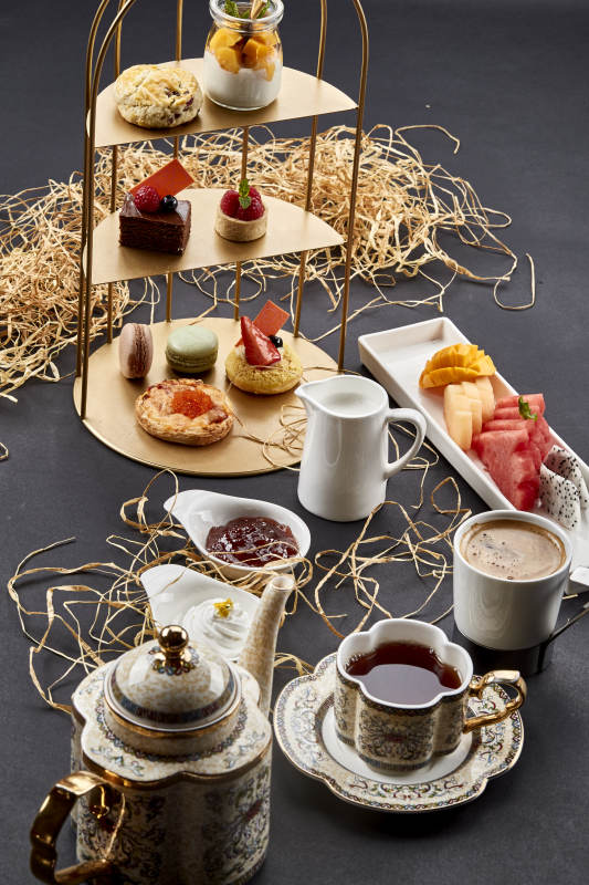 铺满一桌的精致美味英式下午茶图片