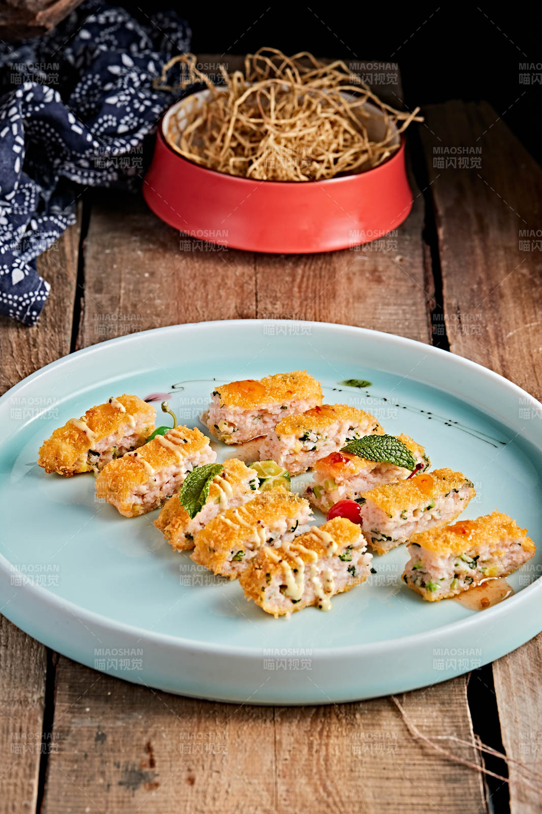 青色瓷盘装的油炸黄金虾饼图片