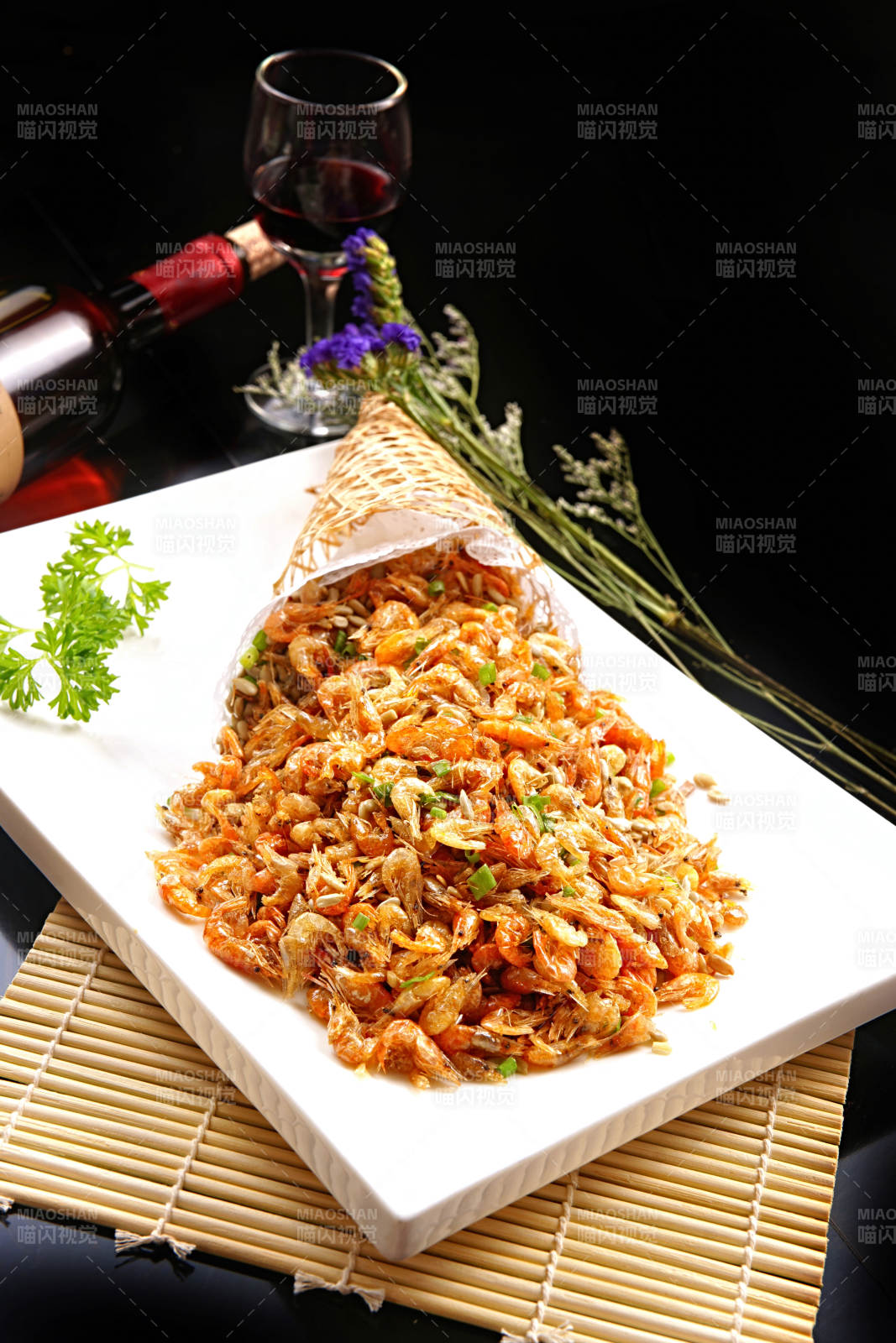 竹楼香辣干炸小河虾图片