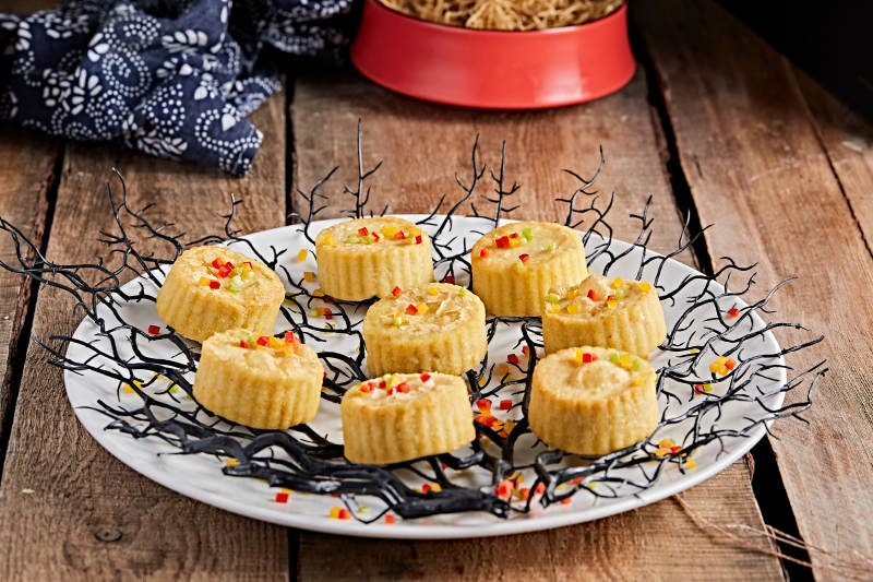 精美餐具装的烘焙土豆泥酥油小月饼图片