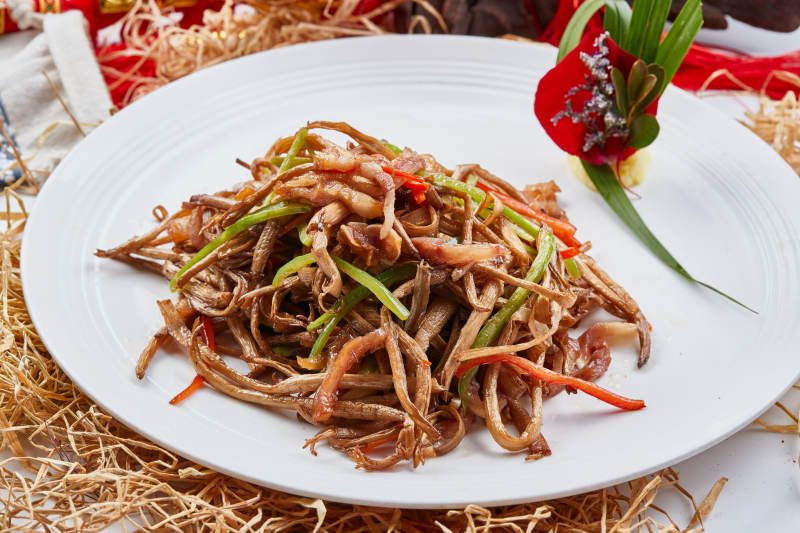 白色瓷盘装的茶树菇小炒肉丝图片