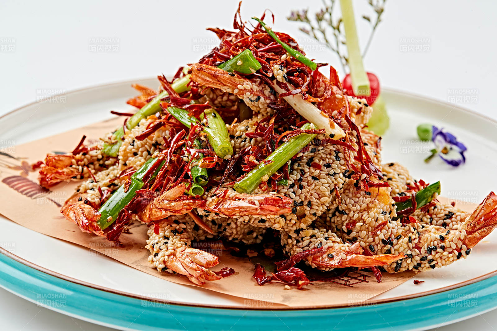 白色瓷盘装的油炸椒盐芝麻深海虾图片