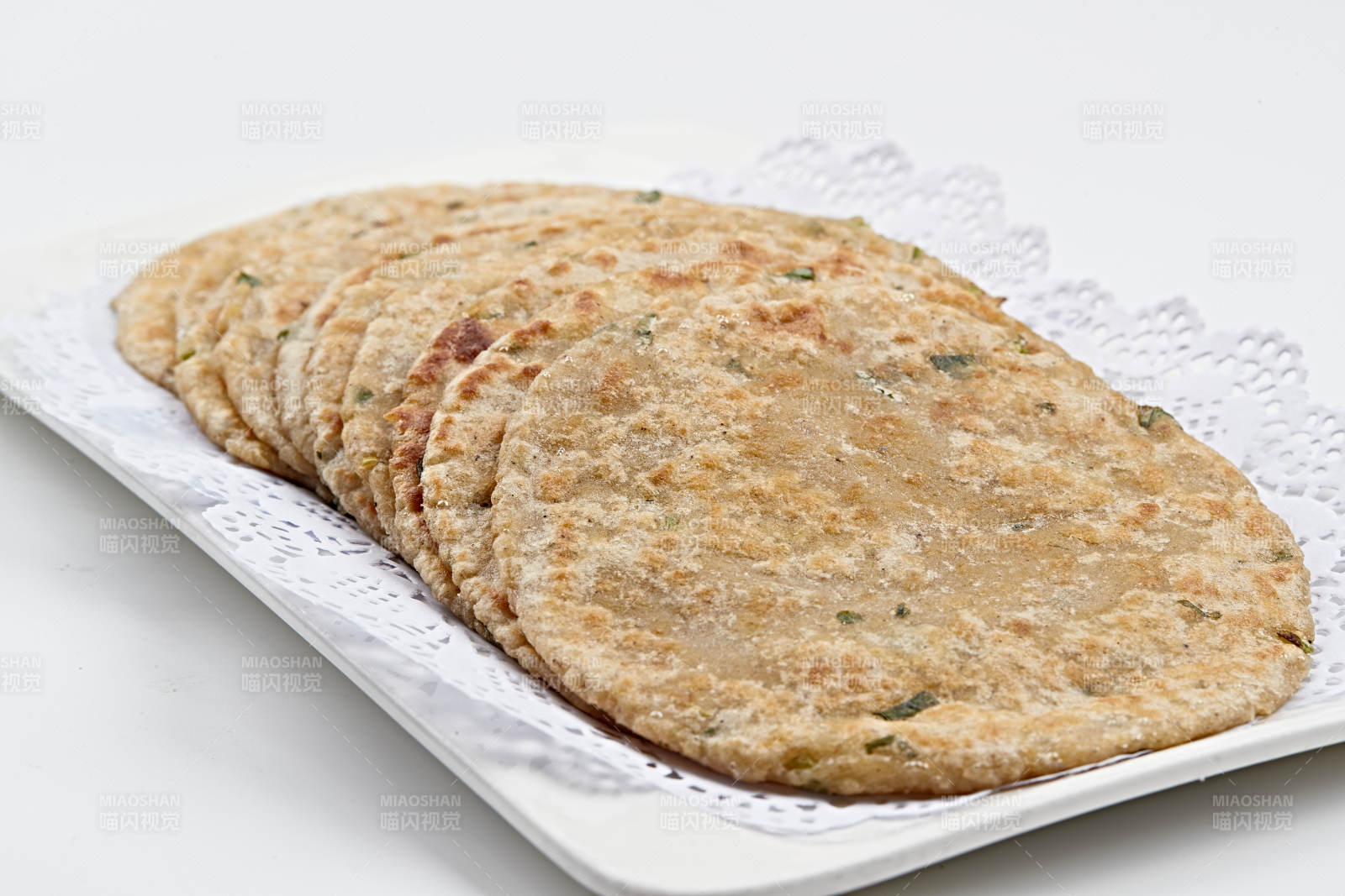 白色瓷盘装的摊野菜饼图片